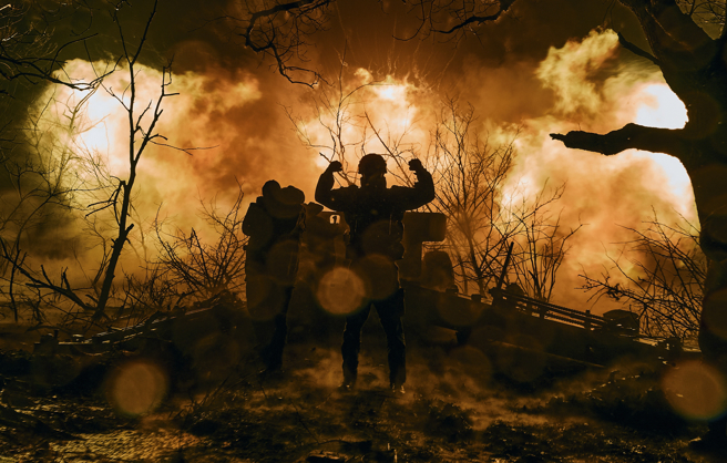 乌克兰部队11月20日在顿内茨克（Donetsk）区向俄军阵地反击。（美联社）