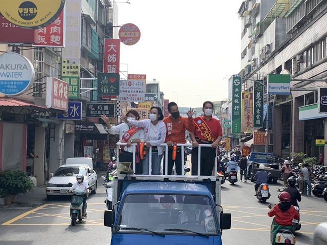 柯志恩「绕着高雄跑」车队21日前进凤山地区扫街拜票。（洪浩轩摄）