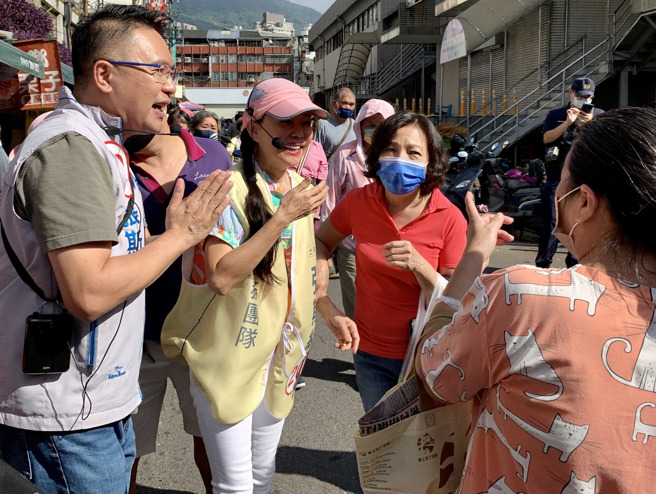 寻求连任的国民党台北市议员张斯纲（左1）近日请出女神狄莺（左2）辅选，透露这是她首次为候选人扫街，乡亲全都热烈欢迎。（图／翻摄自张斯纲脸书）