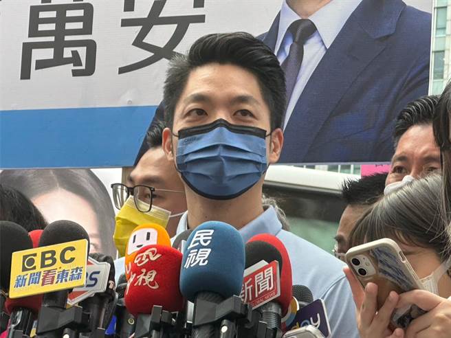 蒋万安今天在忠孝东路与基隆路口拜票。（杨亚璇摄）