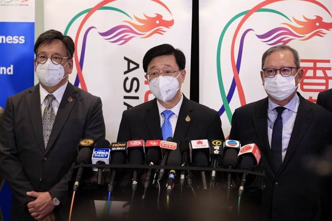 香港特首李家超（中）结束泰国4天访问行程，在香港国际机场进行核酸检测，结果为阳性。（中新社资料照片）