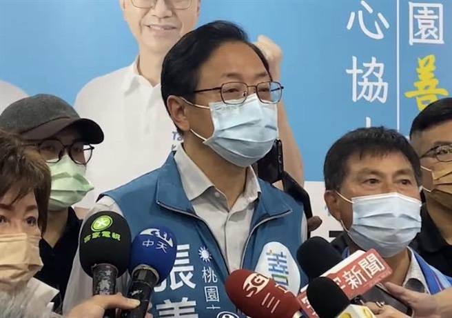 国民党桃园市长候选人张善政启动车队扫街，批对手郑运鹏只会当民进党恶质法案打手。(吕筱蝉摄)