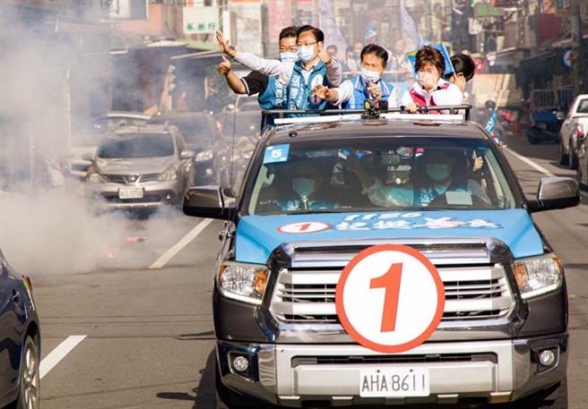 国民党桃园市长候选人张善政启动车队扫街，批对手郑运鹏只会当民进党恶质法案打手。(吕筱蝉摄)