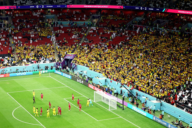 卡达国家足球队在20日开幕战败给厄瓜多，上半场连输2球，中场休息时，大批卡达观眾鱼贯离场，留下现场数千个空位。（图／路透社）