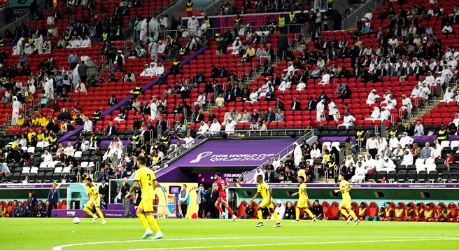 卡达国家足球队在20日开幕战败给厄瓜多，上半场连输2球，中场休息时，大批卡达观眾鱼贯离场，留下现场数千个空位。（图／路透社）