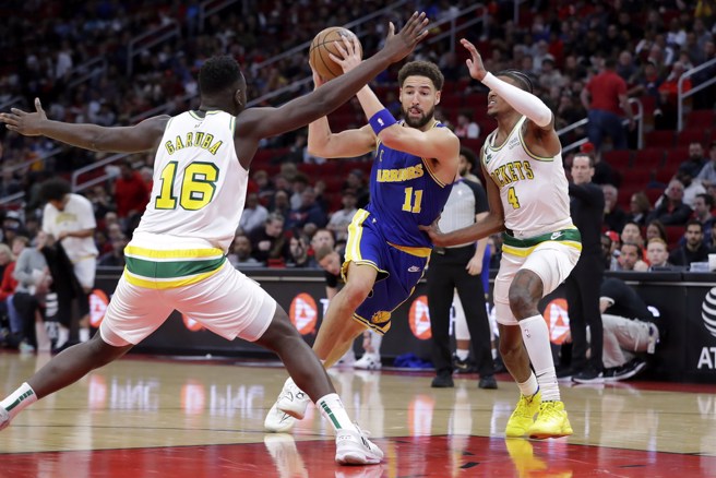 克雷汤普生(中)今天单场飙进10颗三分球，独拿41分。(美联社)