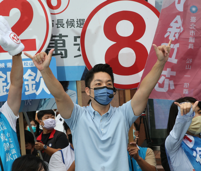 国民党台北市长候选人蒋万安21日在忠孝东路与基隆路口拜票，接受媒体联访时表示，陈时中应该要回答，薛瑞元到底指的工商团体、宗教团体是谁？疫苗掮客是非常严重的指控。（陈君玮摄）