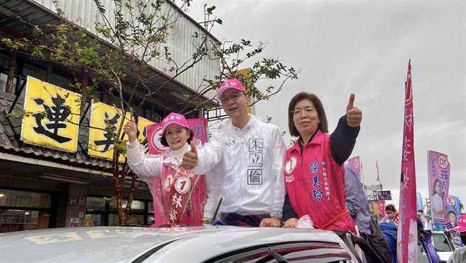 国民党主席朱立伦（中）今天（21日）一早至宜兰辅选，肯定国民党宜兰县长候选人林姿妙（左）是最棒、最认真、最努力、最坚强的县长。（右为宜兰市长候选人陈美玲）（吴佩蓉摄）