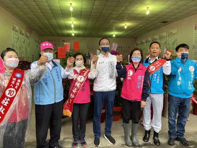 国民党主席朱立伦（中）今一早就至宜兰辅选，与国民党推出的林姿妙（左3）、宜兰市长候选人陈美玲（右3）、宜兰县议员候选人庄淑如（左1）、林岳贤（右1）、张胜德（右2）一起扫街拜票。（左2为宜兰县议会议长张建荣）（吴佩蓉摄）