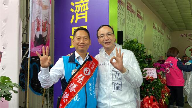 国民党主席朱立伦（右）肯定新秀宜兰县议员候选人张胜德（左）。（吴佩蓉摄）