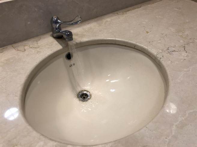 台水设备检验，桃园龟山近5万户记得先储水。(蔡依珍摄)