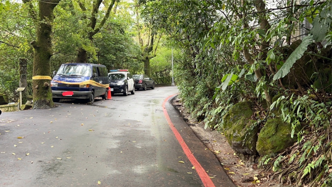 柯赐海21日上午8时许被人发现陈尸在阳明山前山公园旁，柯赐海居的轿车内。(李文正翻摄)