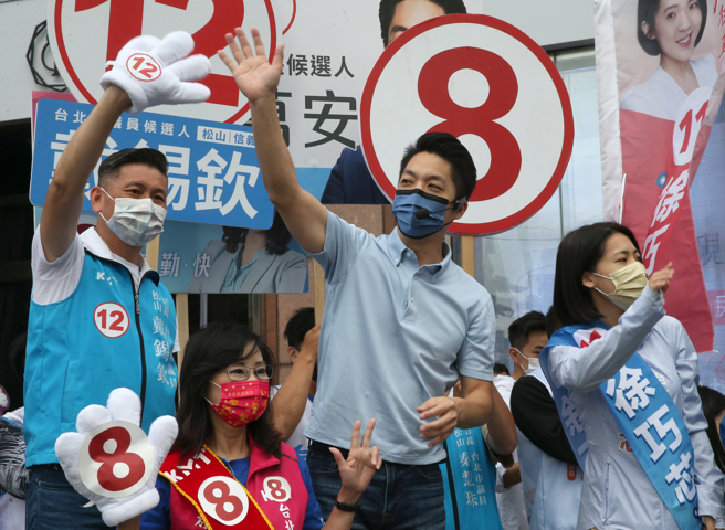 国民党台北市长候选人蒋万安21日在忠孝东路与基隆路口拜票，接受媒体联访时表示，陈时中应该要回答，薛瑞元到底指的工商团体、宗教团体是谁？疫苗掮客是非常严重的指控。（陈君玮摄）