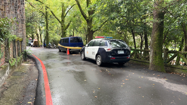 柯赐海21日上午8时许被人发现陈尸在阳明山前山公园旁，柯赐海居的轿车内。(李文正翻摄)