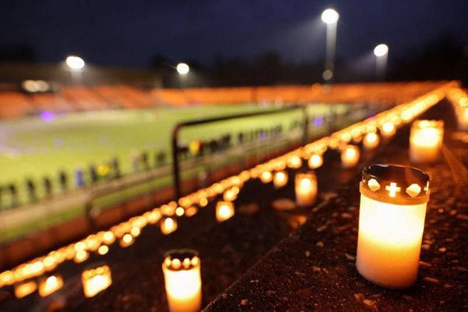德國藝術家在體育場裡點燃20000支蠟燭抗議世足賽。（路透）