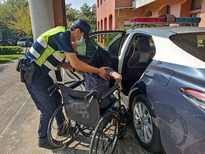 70岁陈姓妇人迷路，又无法说出自己身份，经员警发现商借轮椅带她到太平警分局透过「指纹捺印建檔」系统查询，也顺利联繫到家属。（台中市太平警分局提供／冯惠宜台中传真）