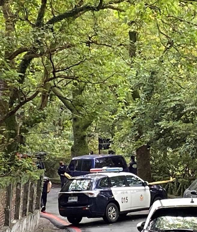 抗议天王柯赐海21日清晨辞世，据现场发民眾透露，是家属发现很报案，警方获报后到场相验。再由礼仪公司送往第二殡仪馆相验。(王爵暐摄)