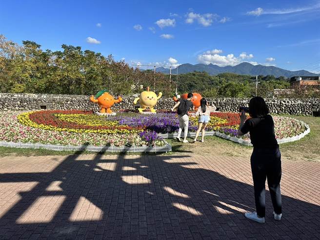 台中市客家事务委员会20日于东势客家文化园区举办「花当开，遽遽来！山城冬日国乐音乐会」。（台中市客委会提供／陈淑娥台中传真）