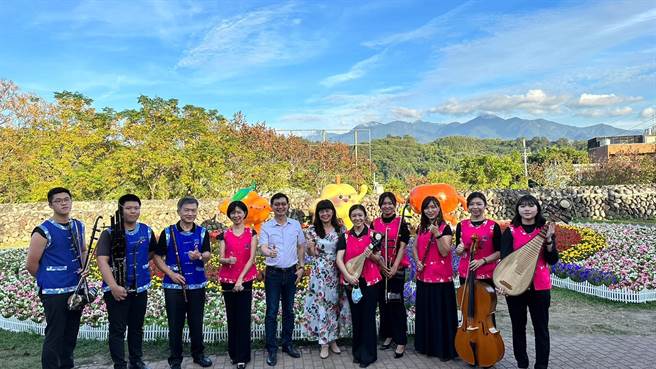 台中市客家事务委员会20日于东势客家文化园区举办「花当开，遽遽来！山城冬日国乐音乐会」。（台中市客委会提供／陈淑娥台中传真）