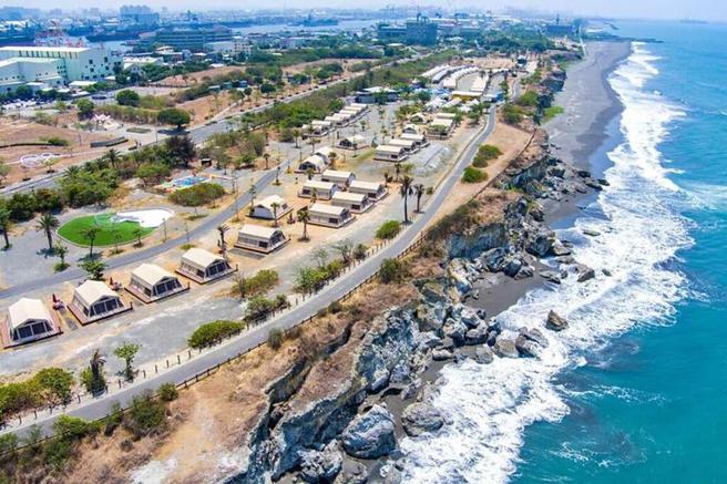 高雄市唯一位于离岛合法的旗津豪华露营场－露营乐2号店。　图：高雄市政府观光局／提供