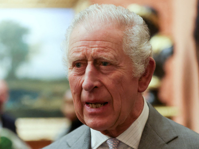 英王查尔斯11月16日在伦敦白金汉宫中小型企业业主招待会上，与来宾交谈的神情。（路透）