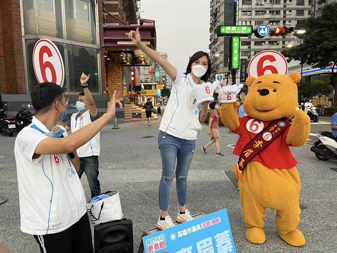 国民党高市议员李眉蓁力拚连任站路口催票。（柯宗纬翻摄）