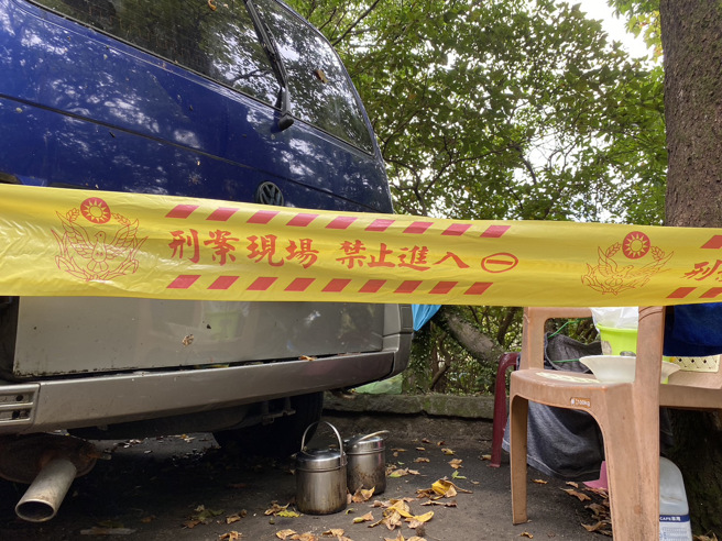 柯赐海生前蜗居的厢型车被拉上刑事封锁线。（王爵暐摄）