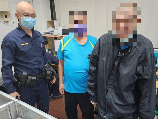 高雄日前苏男（中）外出迷路，走了18小时后受困分隔岛，巡逻警见状将他载回派出所并通知苏男哥哥接回。（翻摄照片／崔正纲高雄传真）