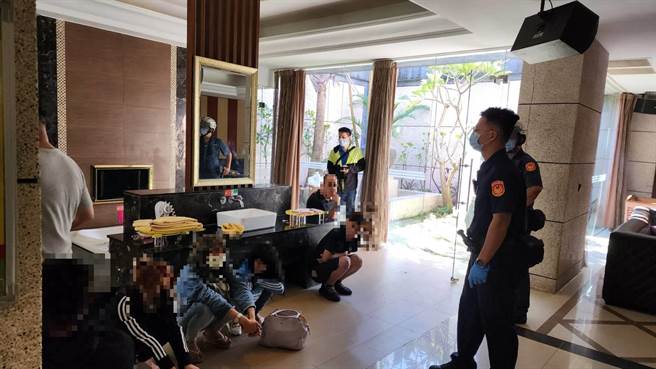 土城警方在汽车旅馆查获6名男女聚集吸毒。（警方提供）