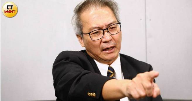 中華民國防疫學會理事長王任賢透露，3日的專家會議並非單純以14比0通過，委員對高端疫苗本身提供的資料存有疑慮，認為樣本數太少，例如巴拉圭的試驗只有1000多人、醫學中心雖有2萬人，但實際上打高端的不到100人。（圖／黃鵬杰攝）