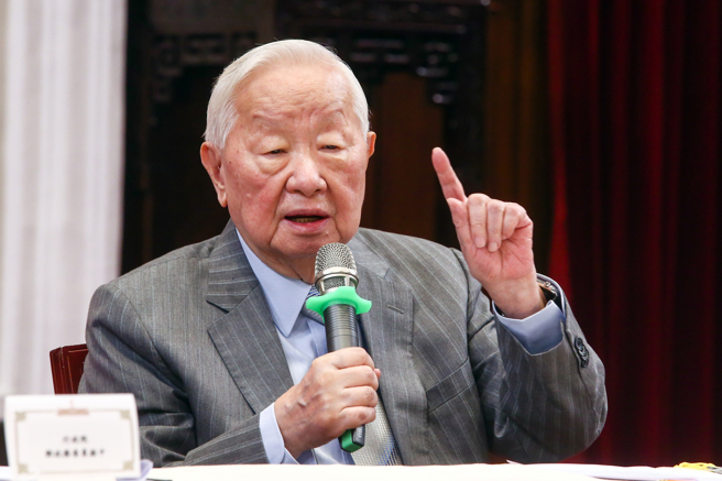 2022年APEC领袖峰会落幕，台湾领袖代表张忠谋21日于总统府召开记者会。他证实与大陆国家主席习近平互动愉快，并且恭贺习近平20大成功。（邓博仁摄）