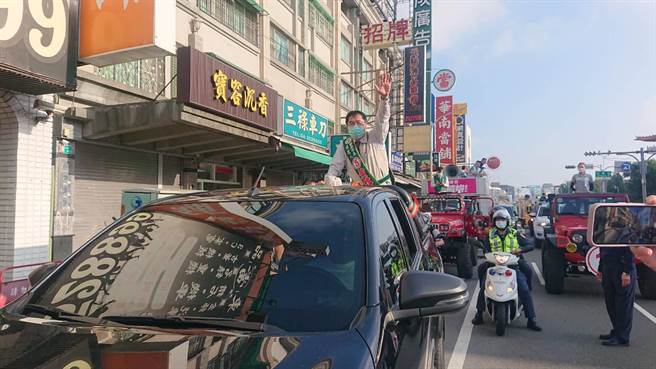 台南市长黄伟哲21日上午车队到中西区、北区扫街拜票。（程炳璋台南传真）