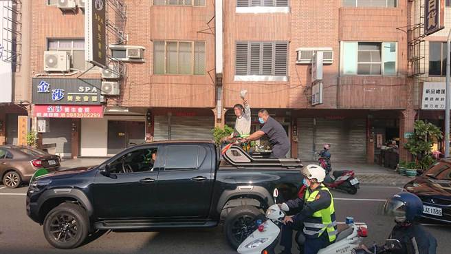 台南市长黄伟哲车队21日在台南市中西区、北区等蛋黄区拜票。（程炳璋摄）