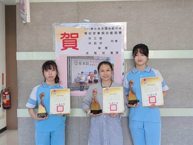 新竹市光復高中时尚造型科3年级学生林庭瑄（左）及朱芷莹（右），荣获全国中等学校家事类技艺竞赛家事类美髮组双优胜。（陈育贤摄）