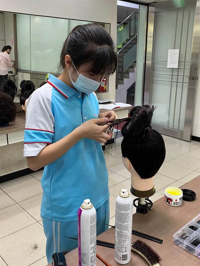 新竹市光復高中时尚造型科3年级学生林庭瑄荣获全国中等学校家事类技艺竞赛家事类美髮组优胜。（陈育贤摄）