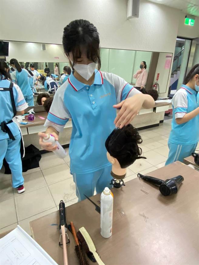 新竹市光復高中时尚造型科3年级学生朱芷莹（右），荣获全国中等学校家事类技艺竞赛家事类美髮组优胜。（陈育贤摄）