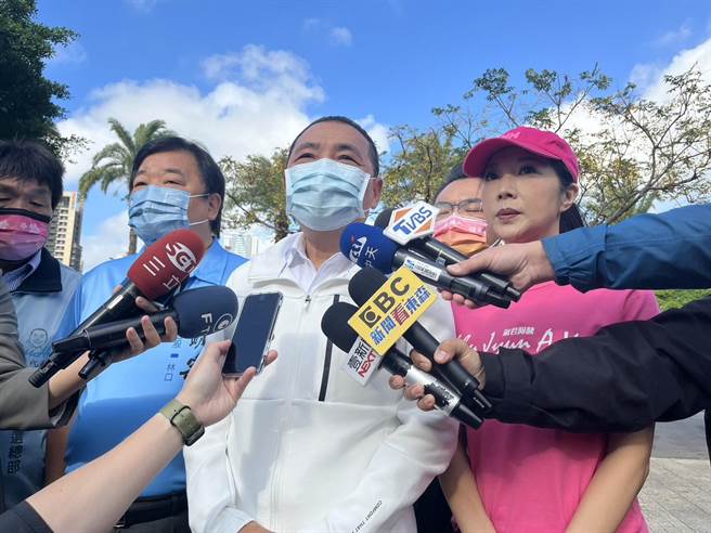 侯友宜一一细数这几年市府五泰林的建设及整治，强调要让民眾清楚的知道「真的完全不一样了」。（李奇叡摄）