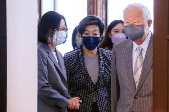 2022年APEC领袖峰会落幕，代表台湾出席的张忠谋（右）夫妇21日在蔡英文总统（左）陪同下，在总统府举行记者会，他证实与大陆国家主席习近平互动愉快，并且恭贺习近平20大成功。（邓博仁摄）