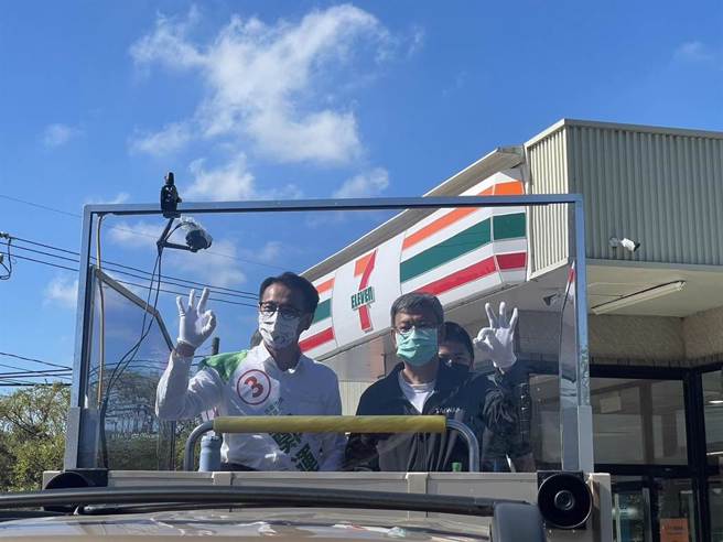 前副总统陈建仁(右)今天陪同民进党桃园市长候选人郑运鹏(左)车队扫街。(吕筱蝉摄)