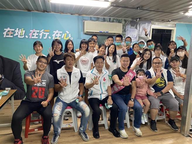 郑宝清推假日公有车格免费，大家庭洽公看病搭车政府埋单。(郑宝清提供／蔡依珍桃园传真)