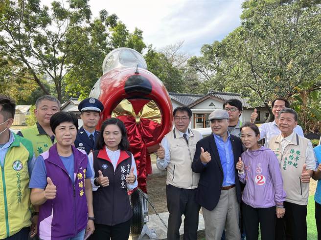 曾在台海战役重创米格机大出风头的F-86F战术战斗机，以全台唯一的台南雷虎小组重新涂装后，在台南市南区水交社公园崭新亮相。（洪荣志摄）
