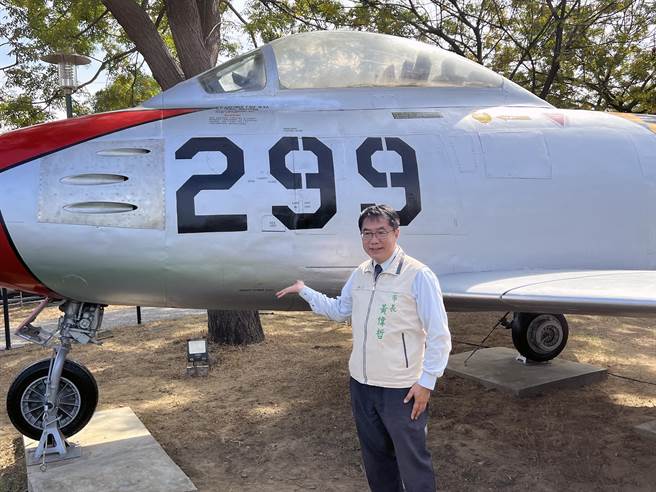 台南市长黄伟哲欢迎各界好朋友前来水交社文化园区，看看曾经缔造台海光荣战史的F-86F战术战斗机。（洪荣志摄）