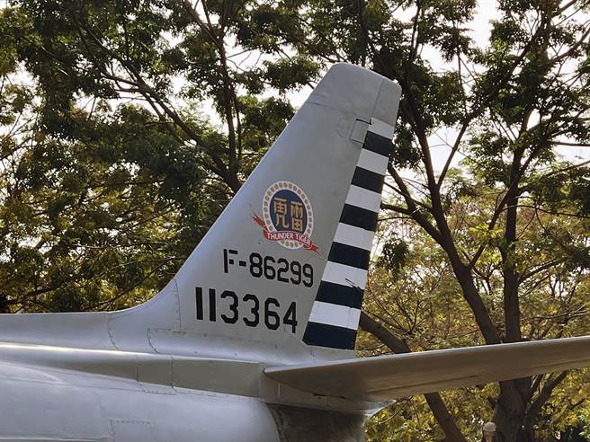 台南市南区水交社公园内的F-86F战术战斗机，拥有全台唯一的台南雷虎小组涂装。（洪荣志摄）
