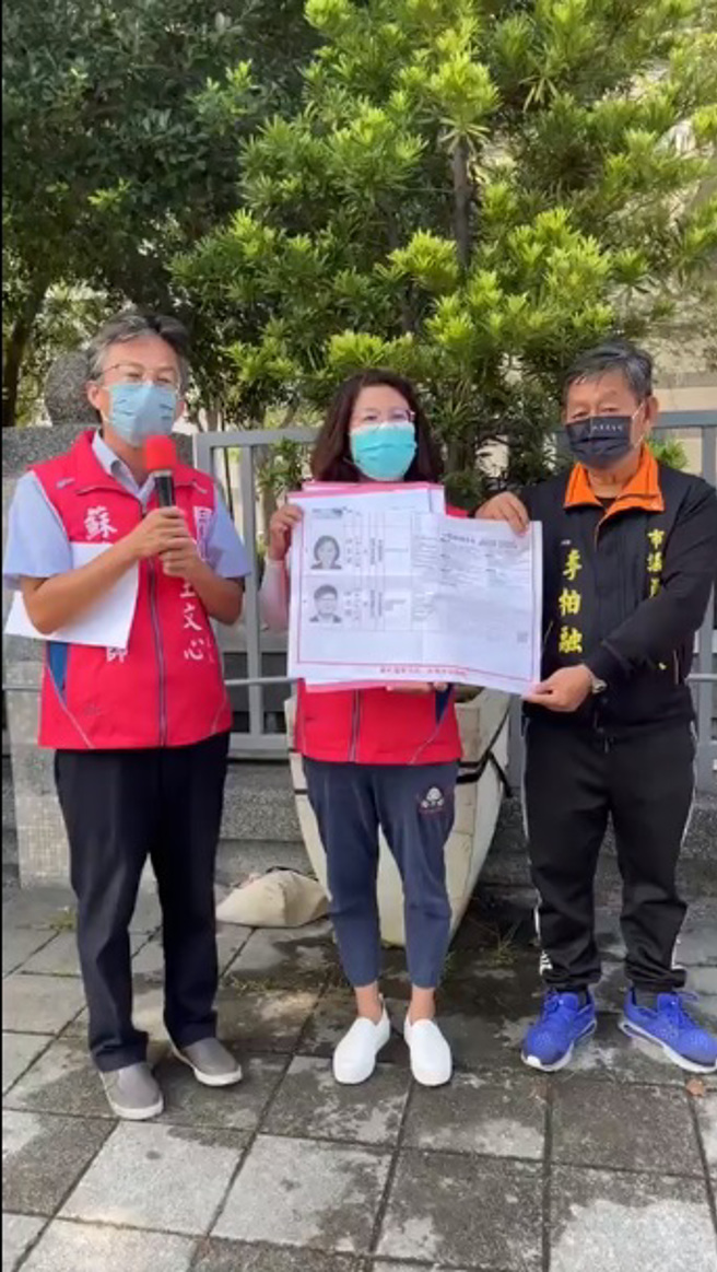 無黨籍高雄市議員候選人李柏融（右起）、王文心及醫師蘇偉碩21日正式告發，高雄市長陳其邁在選舉公報上自稱「長庚醫院醫師」為不實經歷，涉嫌違反選罷法第104條，最高可處5年以下有期徒刑。（圖／翻攝自蘇偉碩臉書）