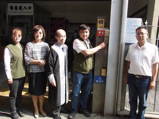 民進黨雲林縣北港鎮長候選人張勝智（右二），按鈴提告對手意圖使人不當選。（張朝欣攝）