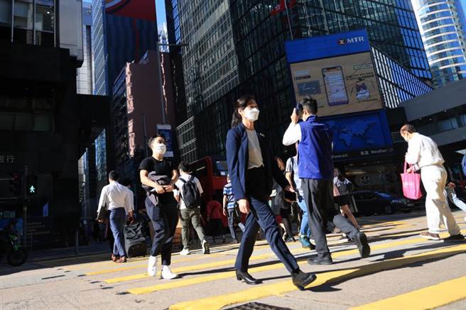 香港近3年获注册的外地律师事务所数目减少约66％，当地议员认为与2019年的反送中运动以及香港的严苛防疫限制有关。图为香港中环街头。（中新社资料照片）