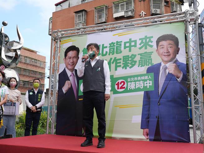 日前衛福部長薛瑞元指民進黨台北市長候選人陳時中因為擋了疫苗掮客、疫苗騙子，所以才拉高仇恨值；陳時中21日受訪時也解釋事件始末。(黃敬文攝)