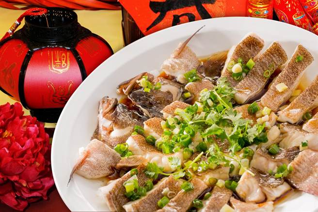 台中林酒店除夕圍爐桌菜清蒸深海紅鰷。（台中林酒店提供）