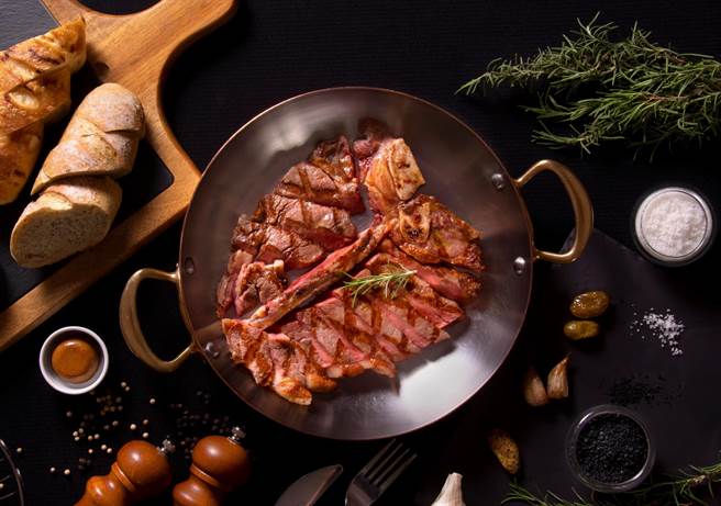 台北花園大酒店 PRIME ONE 牛排館  美國prime 濕式熟成30天丁骨牛排。（台北花園大酒店提供）