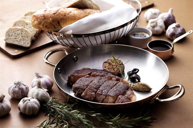 台北花園大酒店  PRIME ONE 牛排館 美國prime 乾式熟成28天肋眼牛排。（台北花園大酒店提供）